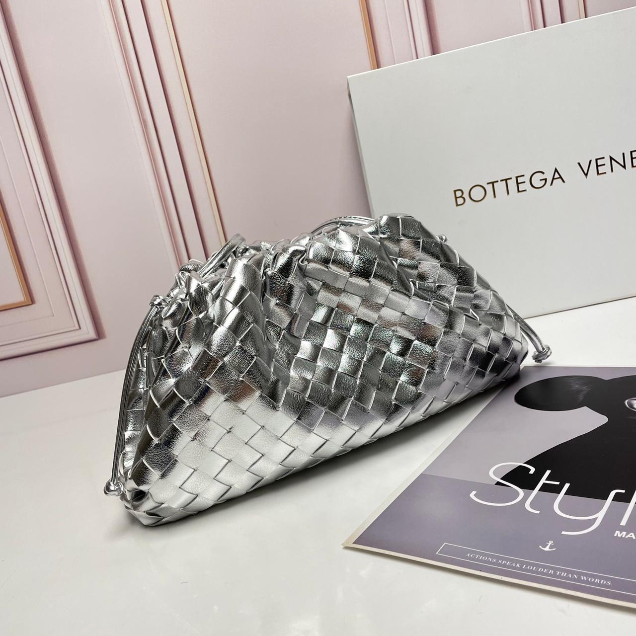 Bottega Pouch Intrecciato Bag