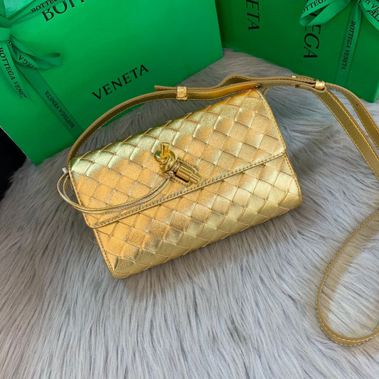 Bottega Veneta Andiamo Clutch in Metallic Intrecciato Leather Bag